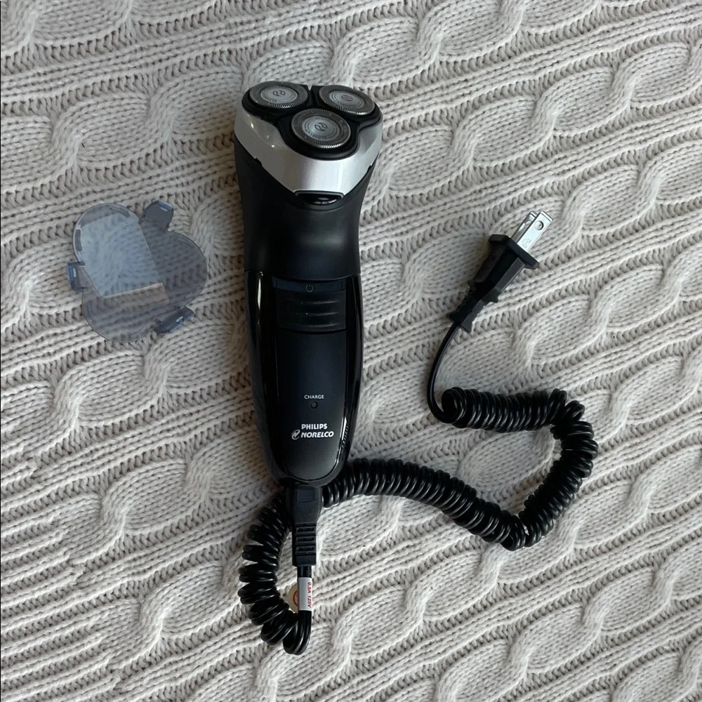 Philips Norelco Electric Shaver w/ corded Charger/ blade cover